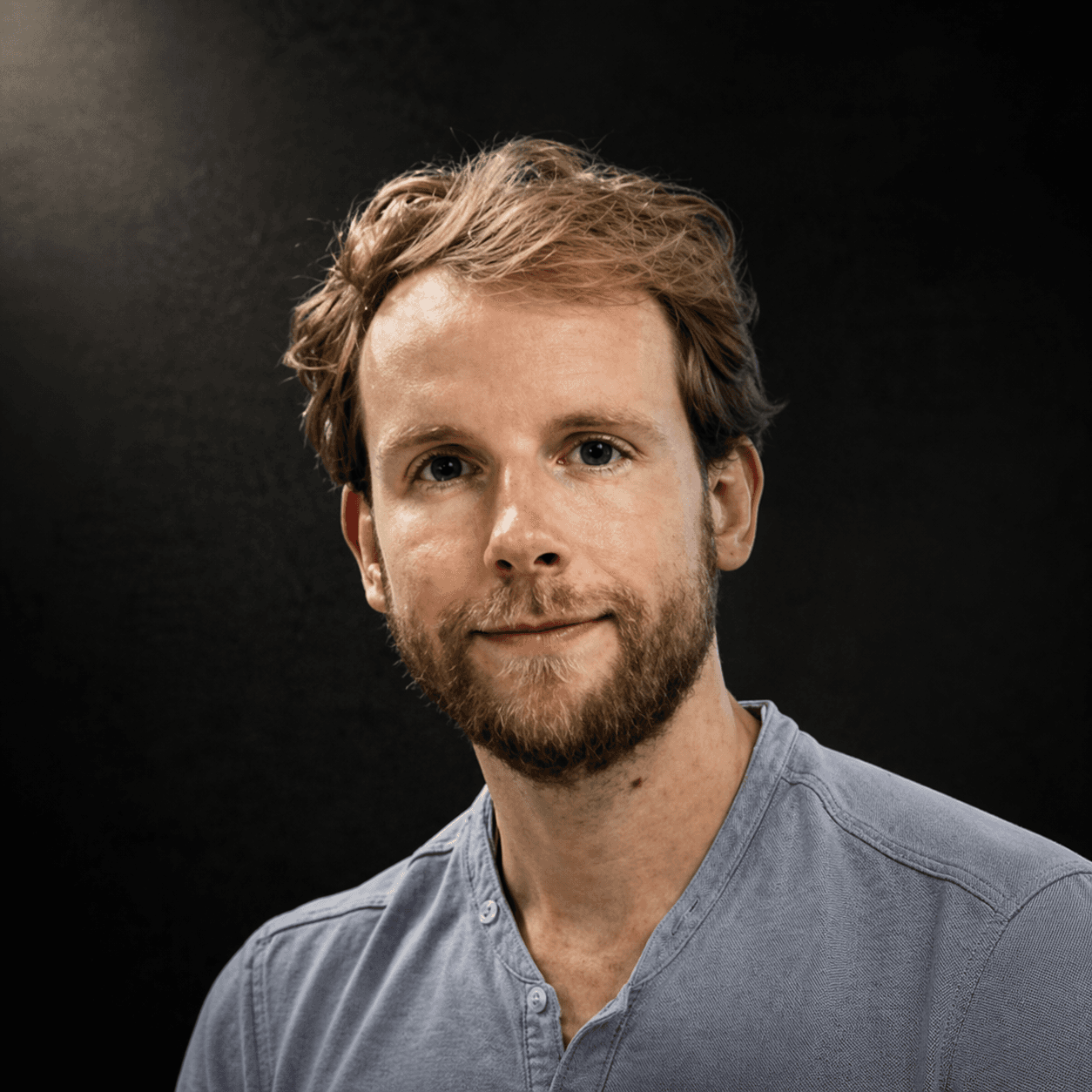 Portret van Tom Naberink tegen een zwarte achtergrond
